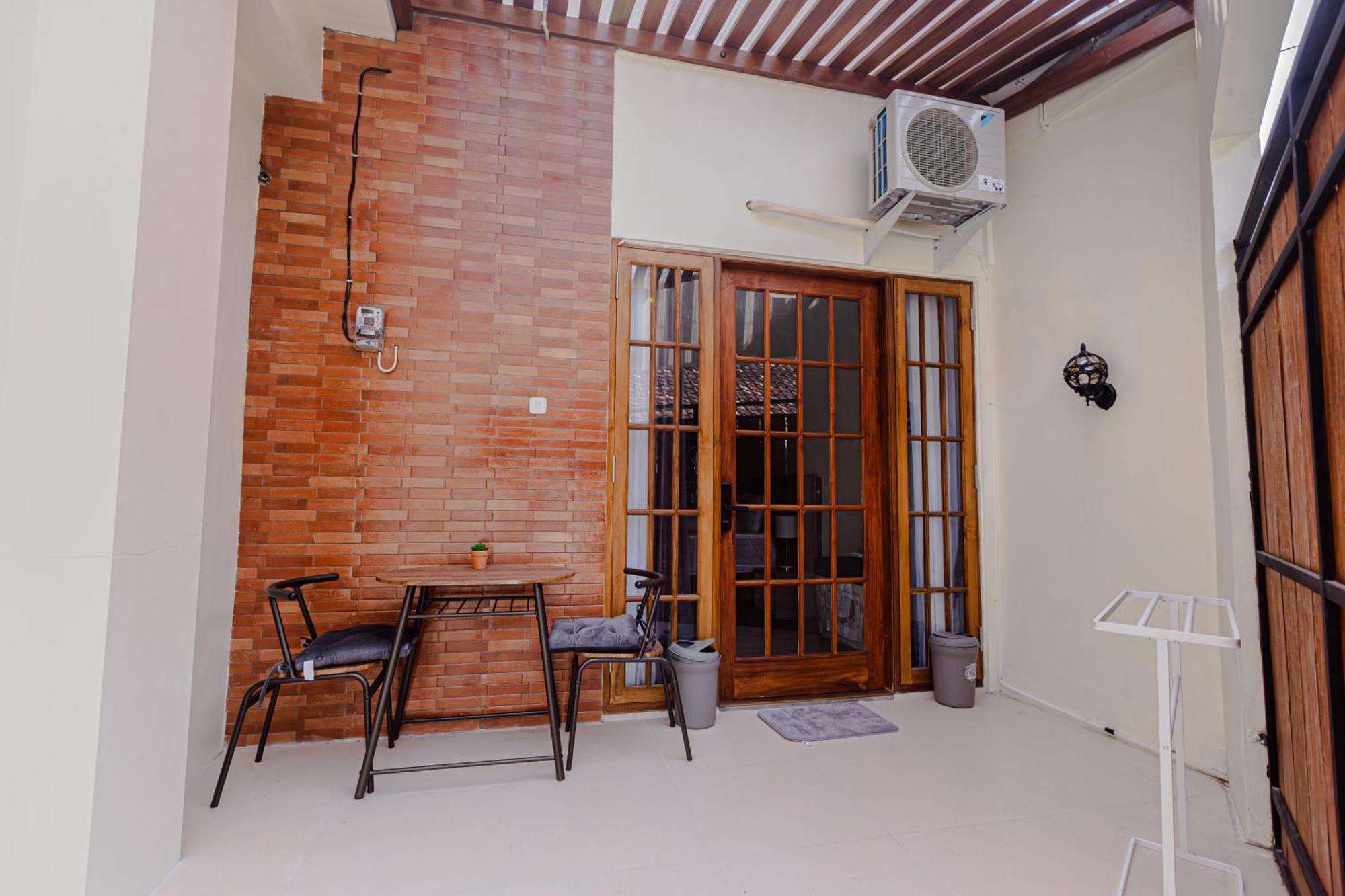 Inez Homestay Джокьякарта Экстерьер фото
